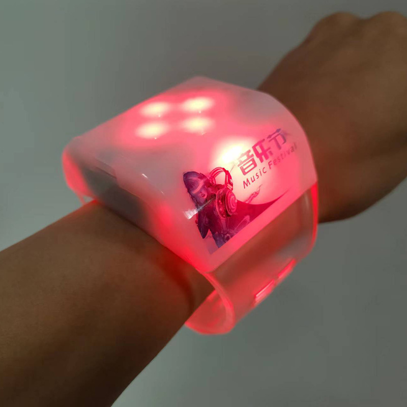 遙控發(fā)光手環(huán)統(tǒng)一變色湖南衛(wèi)視LED手鐲演唱會(huì)DMX熒光手環(huán)酒吧氣氛道具插圖