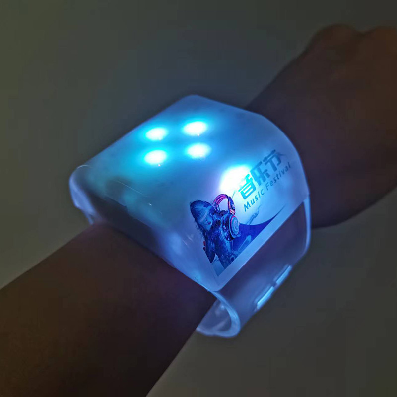 遙控發(fā)光手環(huán)統(tǒng)一變色湖南衛(wèi)視LED手鐲演唱會(huì)DMX熒光手環(huán)酒吧氣氛道具插圖1