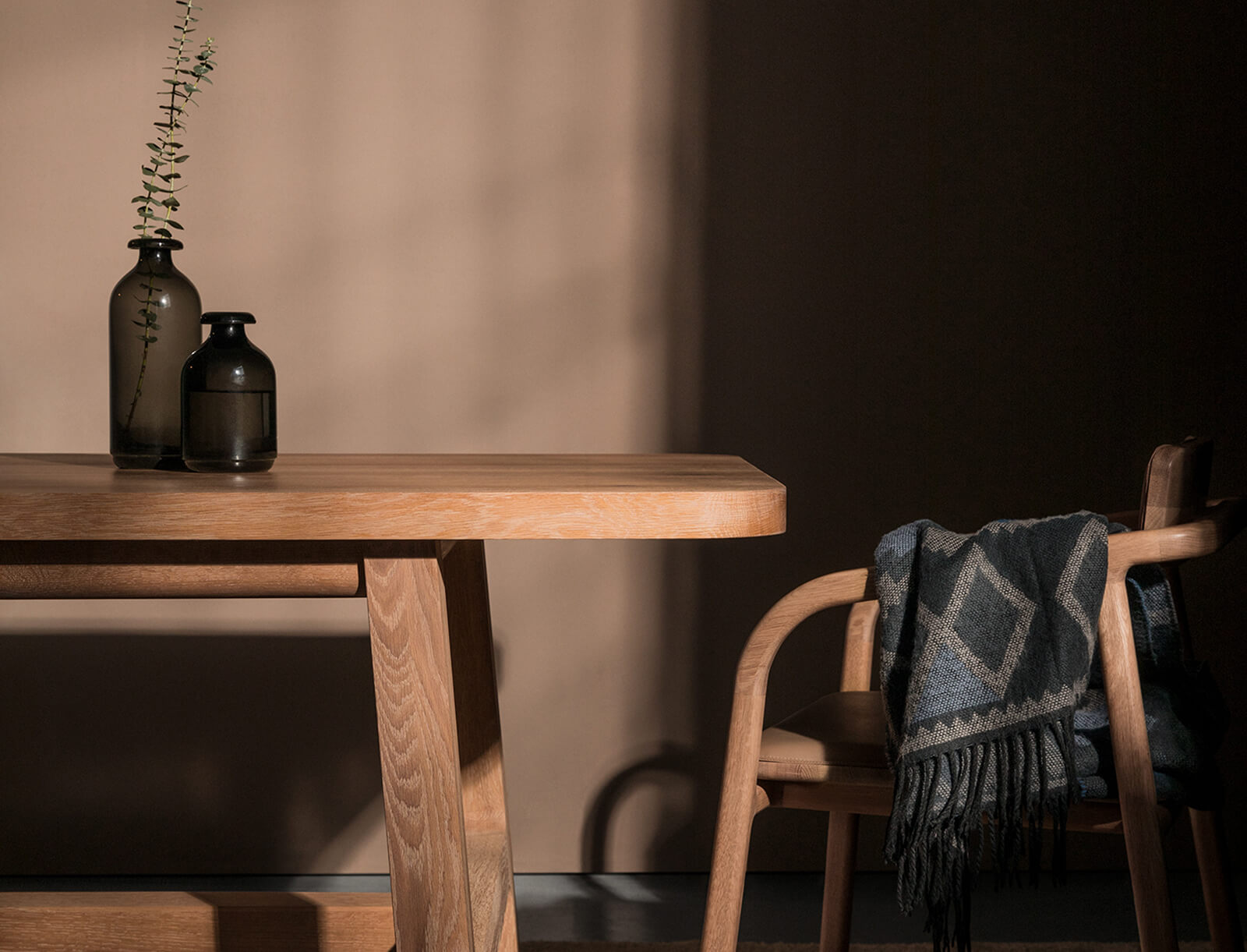 Rustic or Modern: Defining Your Furniture Style縮略圖